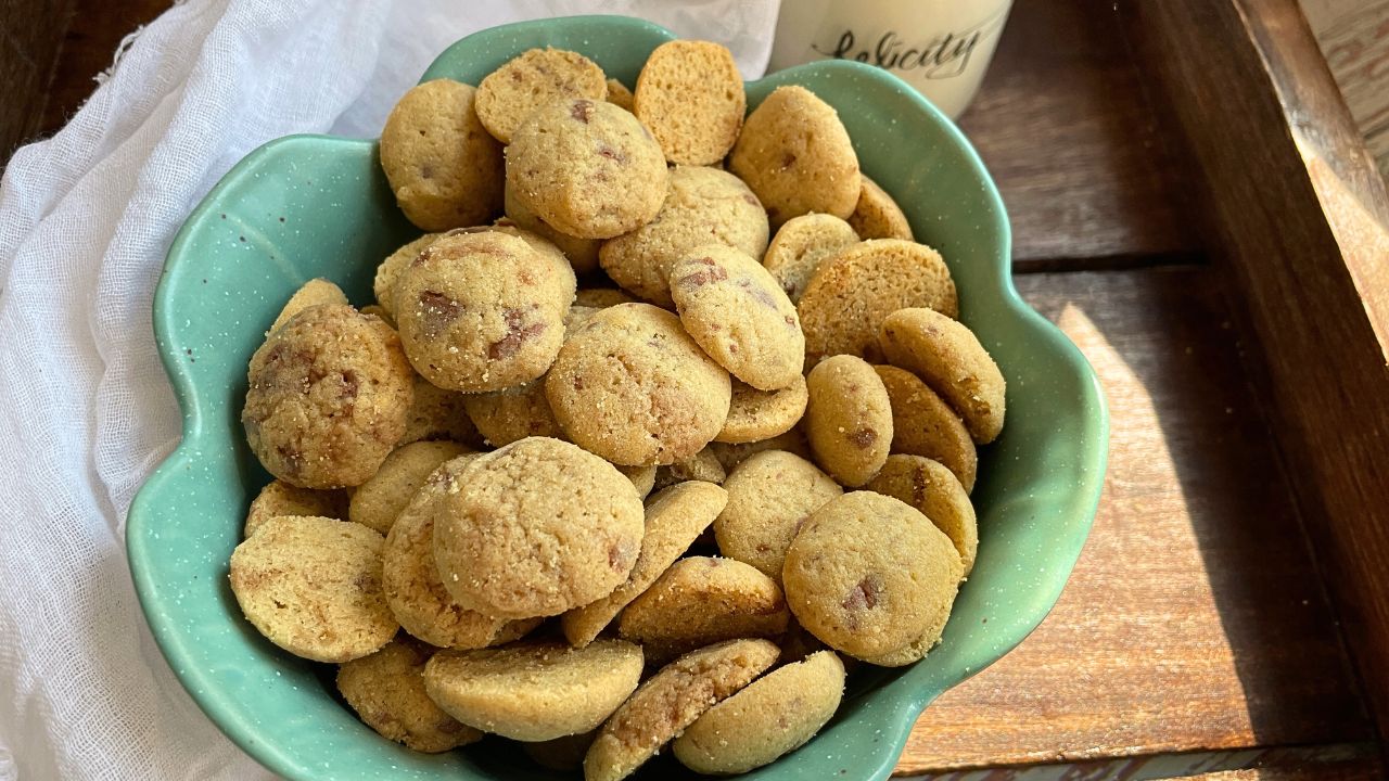 Cookie crisp cereal served on a blue bowl over a wooden tray