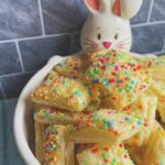 Puff pastry appetisers with lemon cream cheese sprinkles