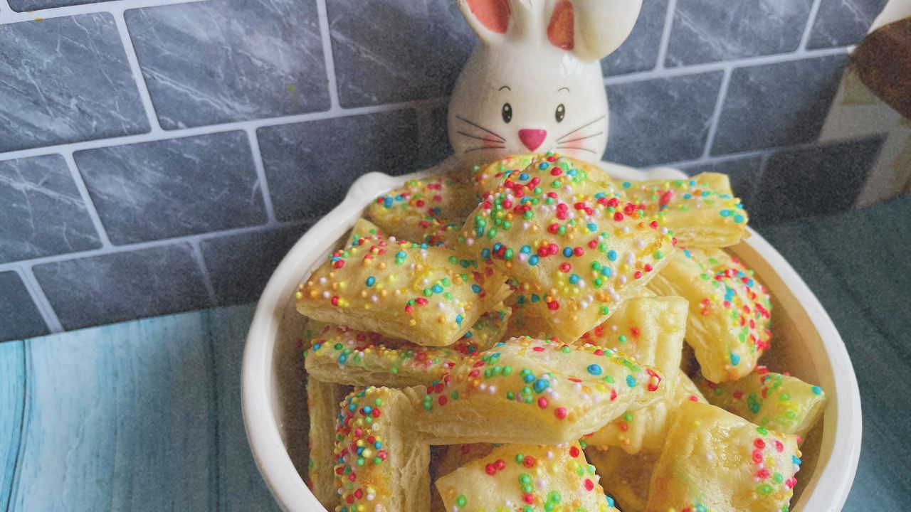 Puff pastry appetisers with lemon cream cheese sprinkles