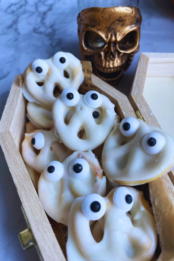 Halloween Chocolate Pretzel Ghosts