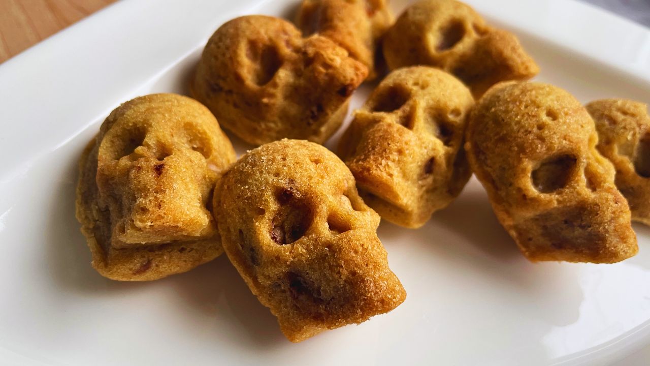 Halloween skull cookies